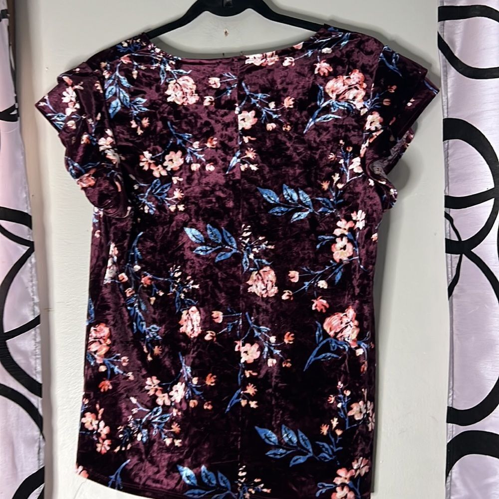 a.n.a Soft Woman’s Top with Ruffle Sleeves and Flower Designs Medium - Picture 5 of 8